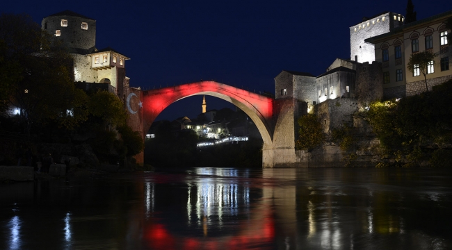 Mostar Köprüsü Al Yıldızlı bayrak ile yürekleri titretti